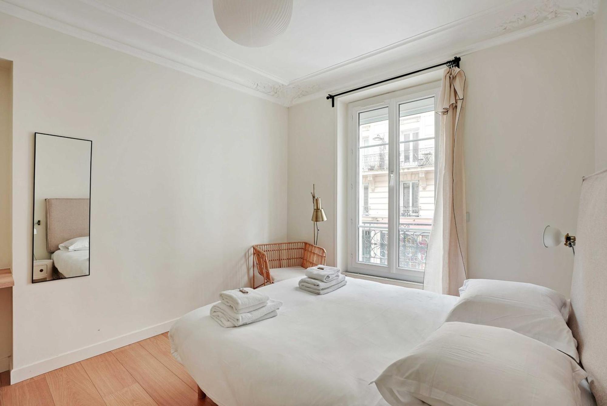 Charming Urban Escapade For 8 In Montmartre Apartment Paris Exterior photo